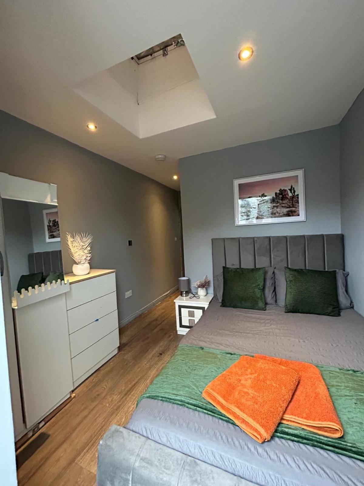2 Bedroom Flat In Euston 2 Mins Away From Station, No Lift Лондон Экстерьер фото
